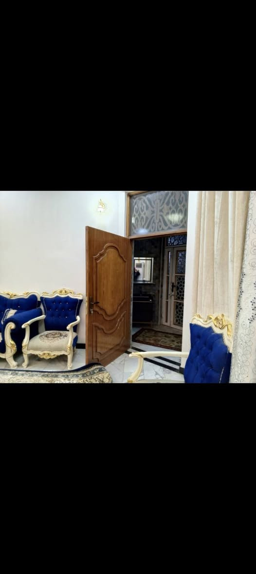 السلام عليكم بيت بخاجية الضباط قرب مدرسة النهرين الاهلية يتكون من 4غرفنوم صالة وهول  مطبخ حار بارد مع 5حمامات ومنورين الواجهة الأمامية 12.5 النزال20المساحة الكلية 250 للبيع علما سنة البناء22 الاتصال على الرقم التالي ***********
