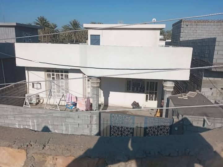 دار سكنيه للبيع المساحه 250 متر يتكون من ( 2 غرفه 4×5 + حولي 10×3.5 +مطبخ 5×4 +استقبال 5×5 +حمام +تواليت داخلي+ تواليت خارجي) الموقع حي مولود قرب مضيف عشيرة البوفراج، للاستفسار الاتصال على الرقم ***********
