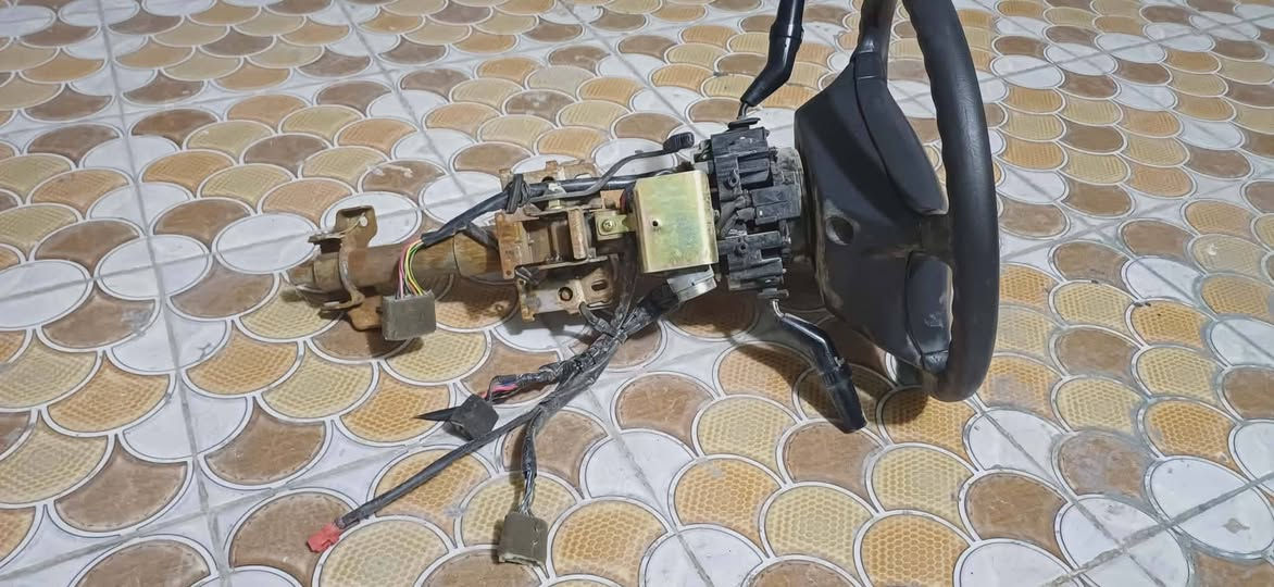 السلام عليكم اخوان دركه ستيرن كامله حاويه جديده ترهم الدمعه والمسطره نفس الفيش جيب وشد اليحتاجها يتصل ***********
