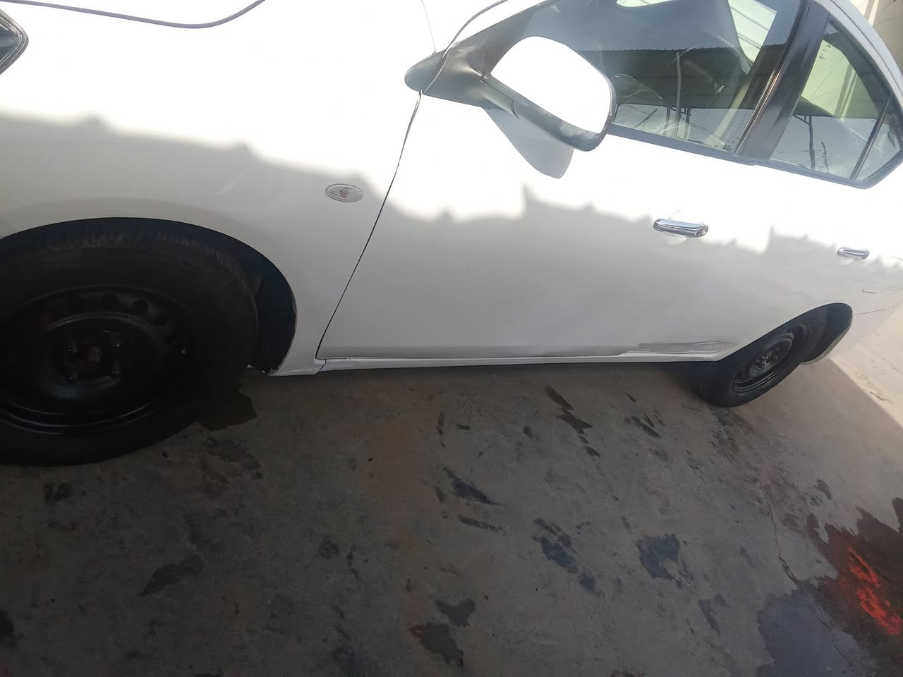 سني هندي ام بليته زرك سياره ماشيه 90 ألف بعده زيرو بيع مستعجل سعر 93 وبيها مجال قليل  مكاني بغداد سلمان باك قراب بسمايه سياره جديده حيل سياره بيها نص باب صبغ ودواسه وبارد بل بنيد قليل جداً راقمي *********** مدوشمه سياره
