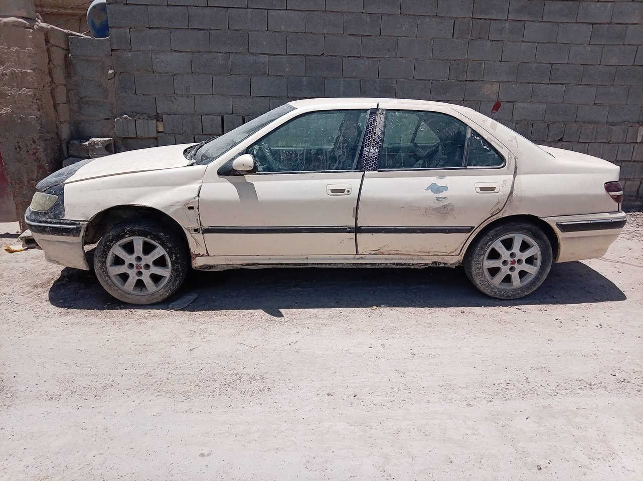سياره بيجو موديل الفين واحد البيع ناقصه كير محرك سعر 6 ورقات والشراي تصل على رقم ***********
