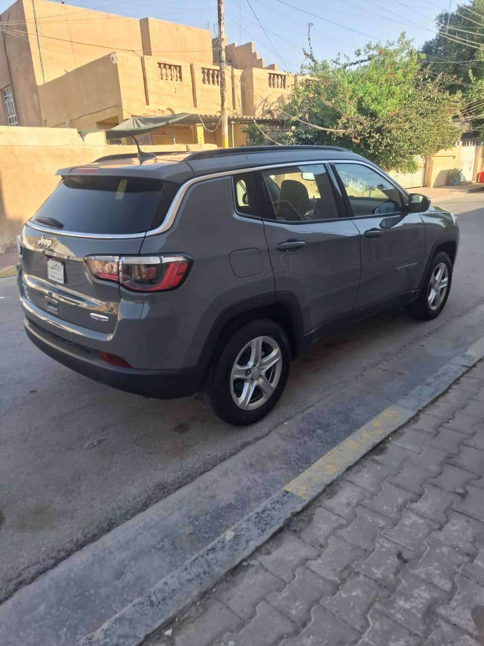 السلام عليكم
جيب كومباس 2023 فئة الايتود 
 لون سمنتي ((بدون رقم تترقم جميع المحافظات))
✔️محرك 2000 تيربو
كير مكينه كفاله وترايك وين متريد
✔️ماشيه 7000 كيلو 
نظيفه وجديده 
♂️بيها صبغ فقط فقط بنيد وشبرين بلتكمه وصبغ درجه اولى. 
صور الحادث مرفقه 
اي استفسار عل الرقم التالي 
✔️والسعر بلخاص او
✔️الاتصال عل رقم ***********
