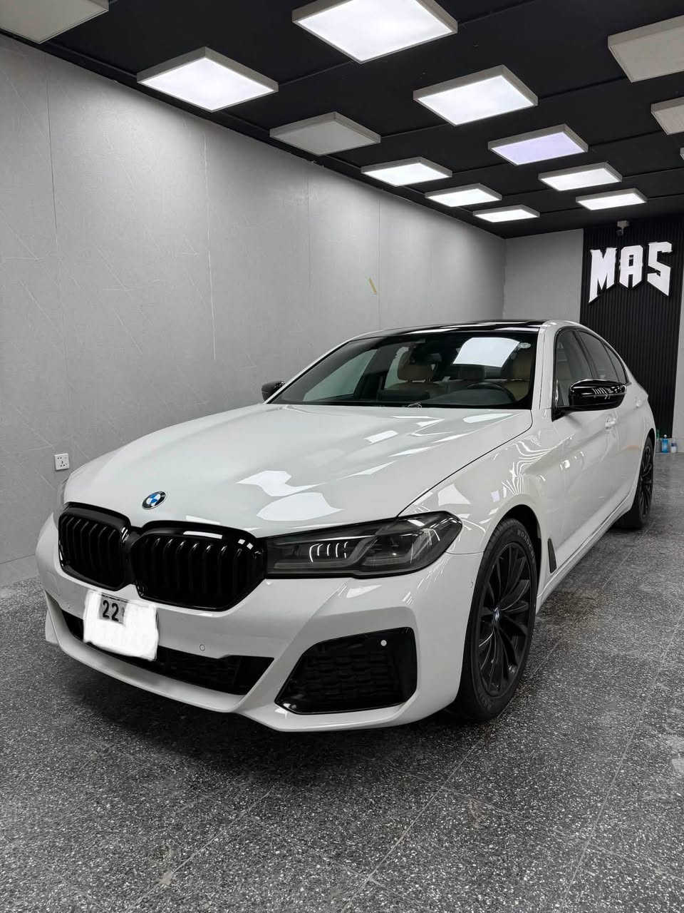 اجدد و انظف  bmw 530i بالعراق كلة للبيع 🤍🔥
موديل 2023 
ماشية 15,000 mi 🔥
الضرر فقط  قطعة وحدة مبدل و مصبوغ 🤍
بدون شاصي او لغد او دواخل و ايرباك راجع سستم 
كلشي جديد و مكفول بالسيارة حتى الدعاميات بدون صبغ و من ناحية كير مكينة و حدادية كلة بلادي و جديد مال وكالة 
وترايها مال زيروا كلش كلش جديدة السيارة و بالحقيقة احلى من الصور 
للاستفسار *********** 
السعر  33,800$ و بيها مجال بسيط للشراي
