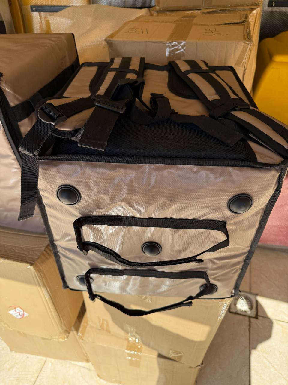 جانتای دلیڤەری ئەسڵی بە بەرزترین کوالێتی .

- سێ بەرگە و ڕەختە و توندو تۆڵە کە قوپان و شکانەوەی نیە  .
- دژە ساردبونەوەیە وە پارێزگاری لە مانەوەی خواردنەکان ئەکات بە گەرمی بۆ ماوەیەکی زۆر .
  - وە تەندروستە بۆ گواستنەوەی خواردنەکان .
- شوێنی بەستنی هەیە بۆ سەر ماتۆڕ بە ڕێک و پێکی و توندوتوڵ.
-  دوو قاتە و ئەتوانی بیکەیت بە یەک بەش .

بۆ داواکردن نامە بنێرە یان پەیوەندی بکە .

ژ.م + وەتسئەپ ***********

#جانتا #گەیاندن #چێشتخانە #ڕێستۆرانت #فاست #فود #دلیڤەری #ماتۆڕ #کوردستان #سلێمانی #هەولێر #گەرمیان #دلیفری
