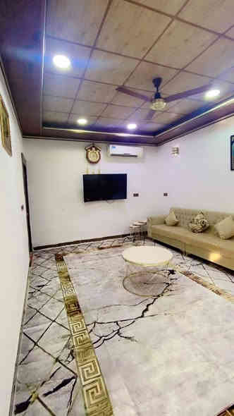 السلام عليكم دار زراعي للبيع مساحه 180 متر منطقه تسعين خلف حسينيه قمر بني هاشم يحتوي على
كراج سياره
حديقه
استقبال
وصاله
غرفه نوم
غرفه اطفال 
صحيات داخليه وخارجيه شرقي وغربي
مخزن
مطبخ
غرفه سندويج بنل بلسطح 4\3
السعر 65 للاستفسار ***********
