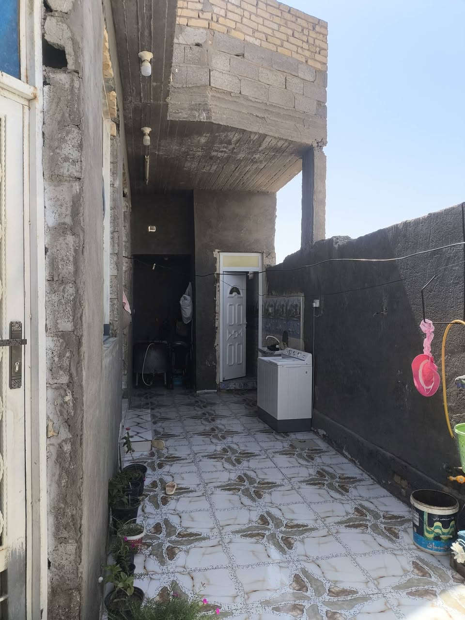السلام عليكم بيت للبيع البو حجر قرب مدرسة اكد
المساحه 110 مربع ركن

بناء ابلوك درجه اوله

رباط +لنتن +سقف كونكريت +البيتونه كونكريت +دنك للتقويه يعني شغل مرتب

غرفه +براني +مطبخ +هول +الطارمه مرتبه واسعه بلضافه للحمام خارجي وداخلي 

تكدر تبني فوك حسب حسابه

الخدمات ماي بلباب كهرباء متوفره

عوزه نوقوصات بسيطه

الكاع اصوليه من الحكومه والعشائر

***********
