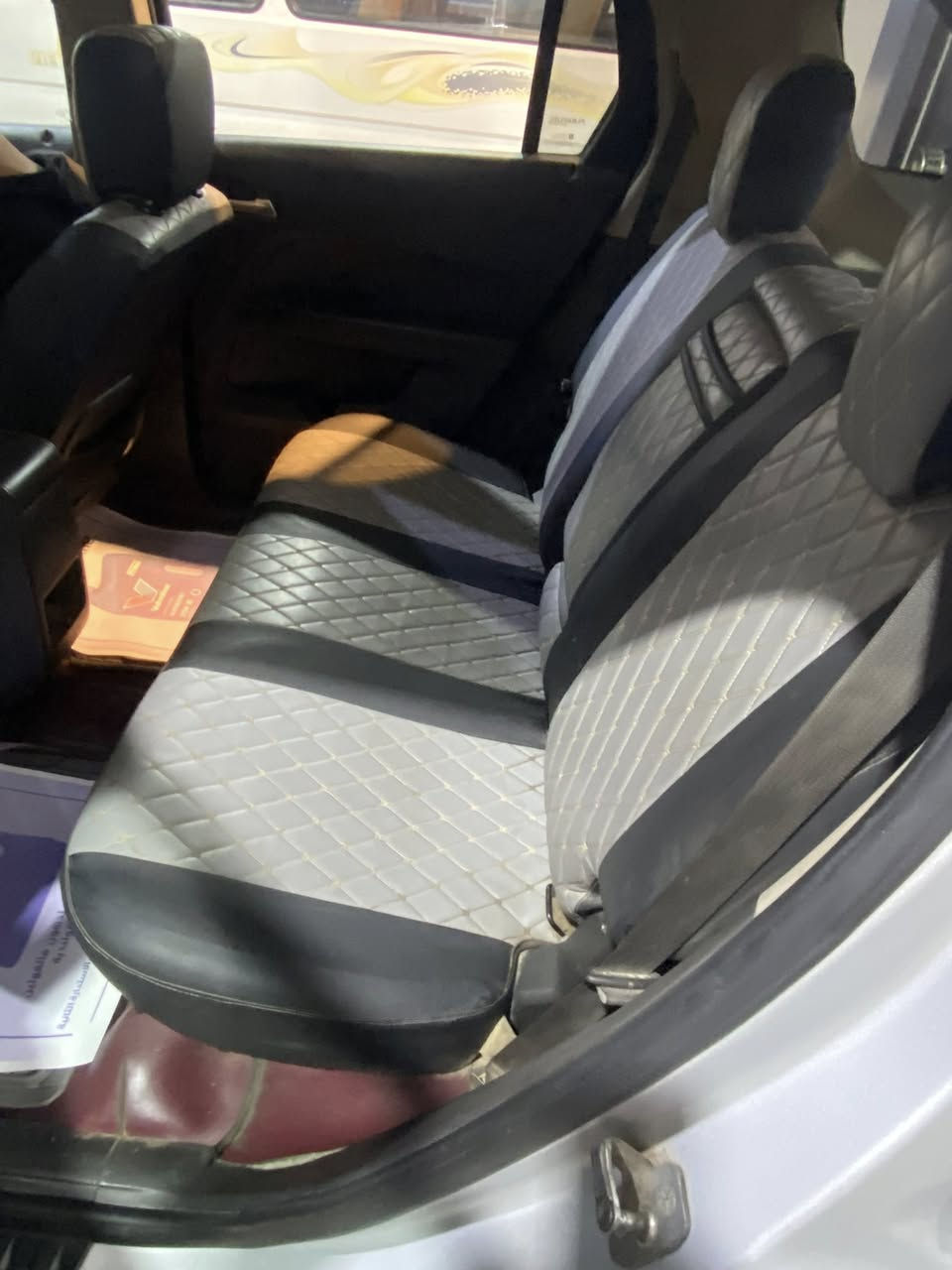 السلام عليكم جمسي تيران 2013 حادثها ال3 قطع الاماميه سنويه بعدها مساقطه تحويل مباشر السياره بيها نقوصات كيرها بي مشكله وصدرها واكع والقماره مرشوشه اثر جراد مكينه جديده داخلها نضيف كشرها زين شايل روحه بيها منضومه زنون اصلي كهربائيات كلها شغاله السعر75 قفل مكاني بغداد حي الجهاد للاستفسار*********** واتساب موجود
