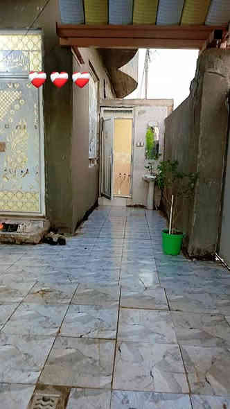 قطعه بمساحة 317 متر سند 25 اقرار محكمه مباشر بأسم المشتري --- تحتوي ع دار حديث بمساحة 150متر طابق واحد --يتكون الدار من غرفتين نوم مع صاله واستقبال ومطبخ ومجاميع صحيه عدد3 -- اضافه الى كراج سياره مع حديقه بمساحة165 متر --- العنوان كربلاء  شارع الحافظ قرب مشاتل العتبه بسعر 140 
 للاستفسار ***********
