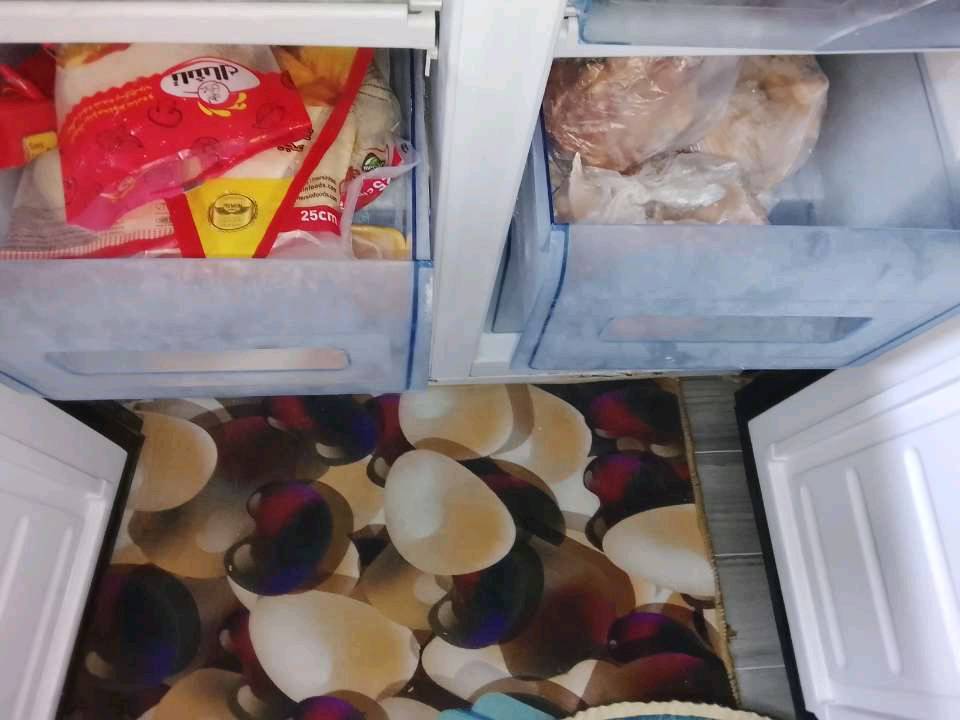 ثلاجة جمسون للبيع السعر٦٠٠ وبيه مجال العنوان بغداد مدينة الصدر الدسيم ***********