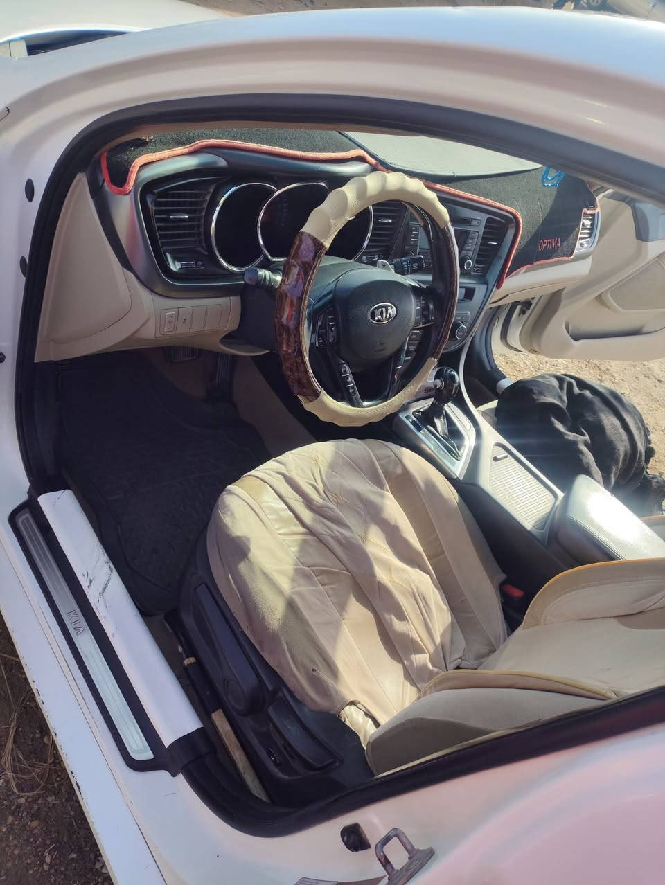 السلام عليكم 
سيارة اوبتما 2013 خليجي 
مكينة 2400 حدادية نظيفة تخم تاير تبريد
بصمه مرايات شفط السيارة خير من الله 
السعر 115 وبيها مجال للشراي 
***********
