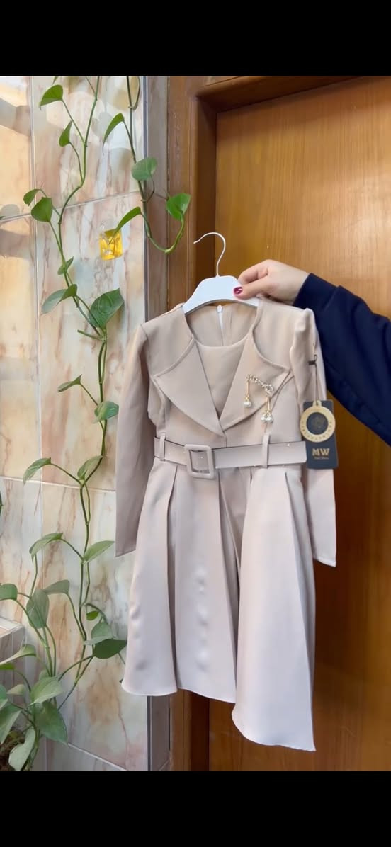 عرض خاص😍
فستان بناتي يلبس عمر ٥-٦-٧ سنوات👗✨
كمية محدودة فول كوالتي قماش مبطن😍
السعر عليه عرض ب١٨ الف فقط🤩
للحجز والاستفسار راسلونا على الصفحة📩
او على الواتساب ***********
