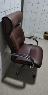 للبيع • كرسي