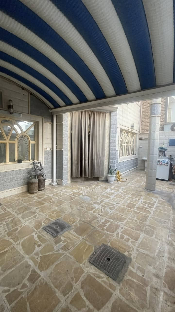 دار للبيع 200 م على شارع 30
طابقين دبل فاليوم صب كونكريت 

الطابق الاول :

مطبخ ( بارد + حار )

صالة كبيرة

استقبال كبير

غرفة واحدة كبيرة

صحيات

هوائية

———————————————

الطابق الثاني :

3 غرف نوم كبيرة

غرفة صغيرة

صحيات

———————————————

السطح يحتوي على مخزن كبير

📍النجف / حي السلام مقابل كراج بغداد او العلوة القديمة / قرب معهد الفنون الجميلة

السعر : 500 مليون وبي مجال للمشتري الحقيقي

للتواصل على الرقم

***********
