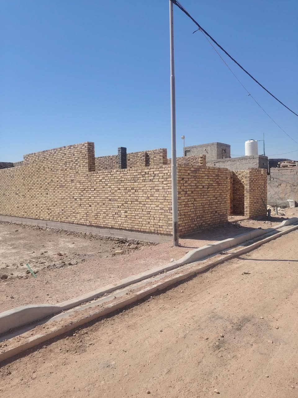 علي بركه الله بيت هيكل المساحه ١٥٠ متر قرب المدارس الصينيه المنطقه الربعه واصل جميع الخدمات الاتصال *********** واتساب بيه
