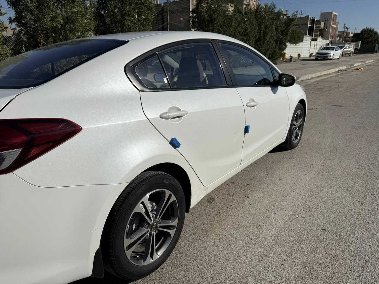 سلام عليكم للبيع كيا سيراتو موديل 2017 خليجية رقم بغداد الجديد مكينه 1600 دوش سياره مكفوله من صبغ وبارد ماشيه 77 الف مكاني بغداد الكرخ قرب تقاطع درويش رقمي *********** 
السعر 138$
