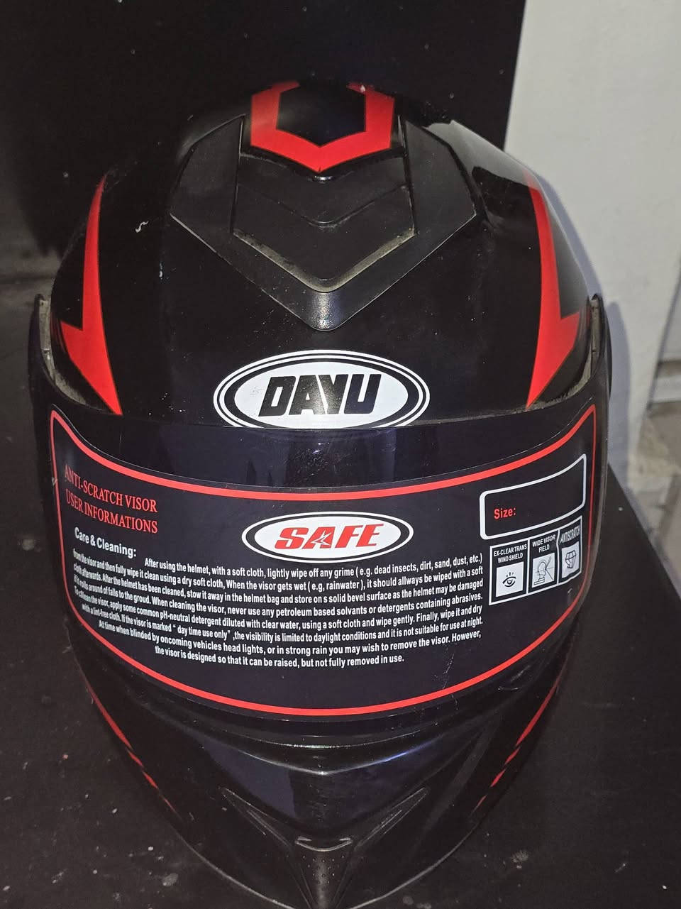 خوذة دراجة نارية من ماركة DAYU، مصممة لتغطية كاملة للوجه.
المادة: هيكل خارجي متين مقاوم للصدمات.
الواقي: واقي شمس مقاوم للخدش، مناسب للاستخدام خلال النهار فقط.
التصميم: تأتي باللون الأسود مع خطوط حمراء، وتتميز بنظام تهوية مدمج.
السلامة: مزودة ببطانة داخلية مريحة وناعمة لحماية الرأس.
القياس : XL
السعر : ٦٠ الف


**إذا كنت صاحب هذا الإعلان وتريد حذفه لأي سبب، رجاءا أرسل رسالة إلى الدعم الفني**