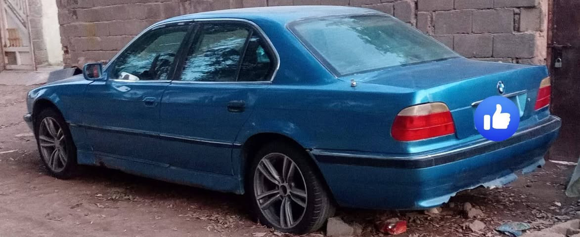 السلام عليكم من رخصة مدير الكروب المحترم سياره بي ام خفاش موديل 95 اصل محرك730 السيارة محوره فيفتي شباب السياره لون نيلي بس امسجل ازرق غير محدد السيارة رقم بغداد موازي السيارة عوزه تعمير بسيط مكان السيارة واسط الكوت للعلم السيارة شغاله تمام 
السعر 28 وبيه مجال بسيط الاتصال على الرقم التالي ***********
