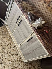 كاونتر لبيع مع ميز طعام السعر ١٧٥مكاني ٠٧٧١٤٢٨٣٣٨٩