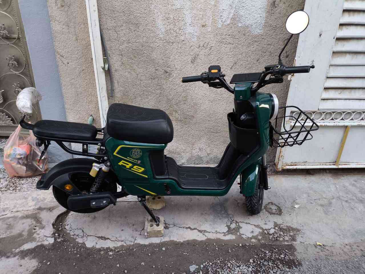 سلام عليكم دراجه شحن R9خمس بطاريات حجم بطاريه 32 دراجه نضيفه كلش بيه نقص بوربرن امامي جاملغ امامي مفطر مسوي ليده ضبيت لمرايه نكسرت بعد مابيه اي شي مكفوله شحنه تمشيك من 40كيلو لا 50 ماصار هواي من اخذته صار 5اشهر كله شغلا كهربائيات اي نقص مابيه بعد للبيع رايده 325وبيه مجال قليل مكاني الدوره ابو دشير هاذ رقمي ***********
