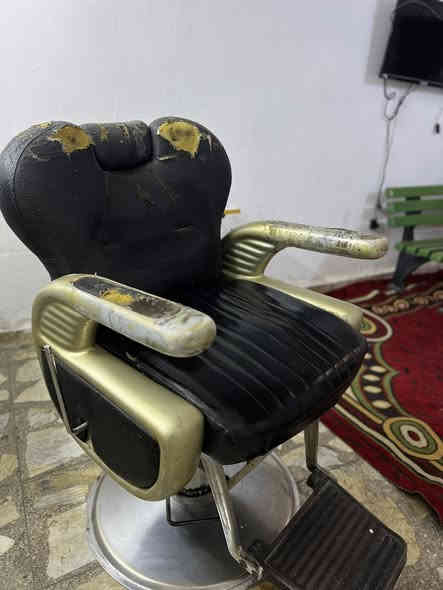 كرسي حلاقه للبيع جك وكلشي شغال يرادله بس دوشمه الكرسي مهمل ومتروك جان بمخزن المكان بغداد جديده المشتل  
***********
