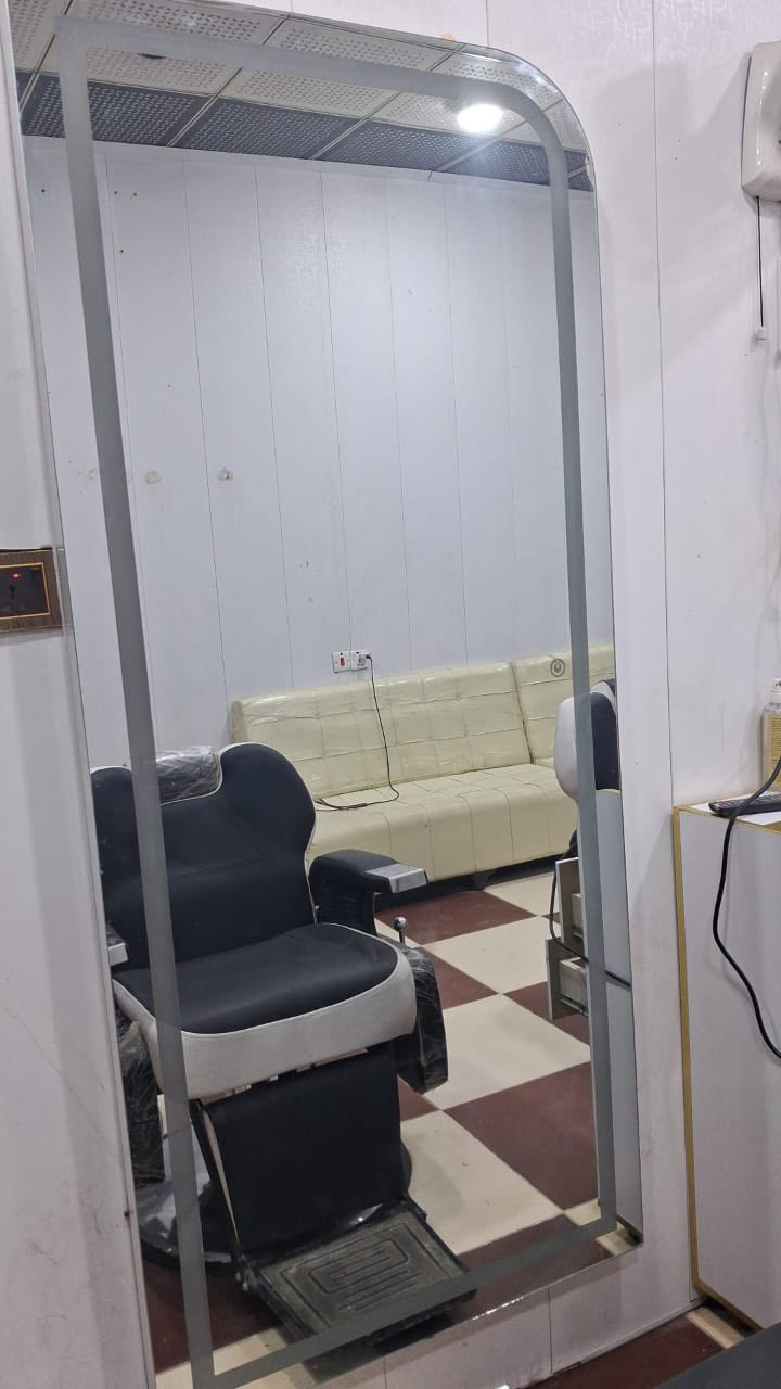 للبيع ادوات حلاقه 2 مرايات 2 ميز ابو الجرارات 1 مغسله 1 او قنفات 3 مكان بصره مطيحة ***********
