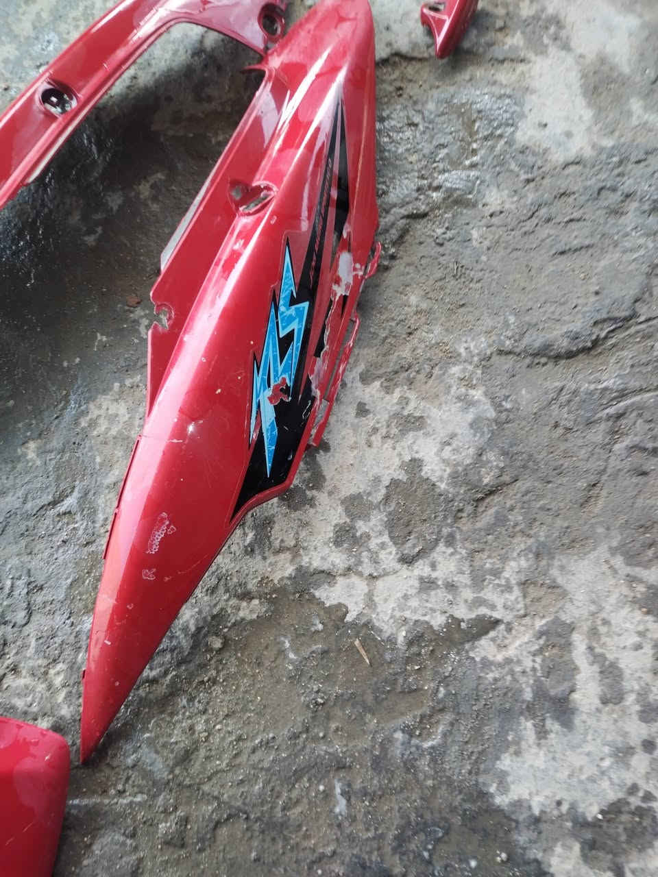 سلام عليكم ذني كفرات حمر كاملات اللبيع عوزهن بس وجه كدامك مبينات بل صوره او قبق هندر رياضي بلادي مال حاويه اللبيع او بخدمت الشراي رقمي ***********
