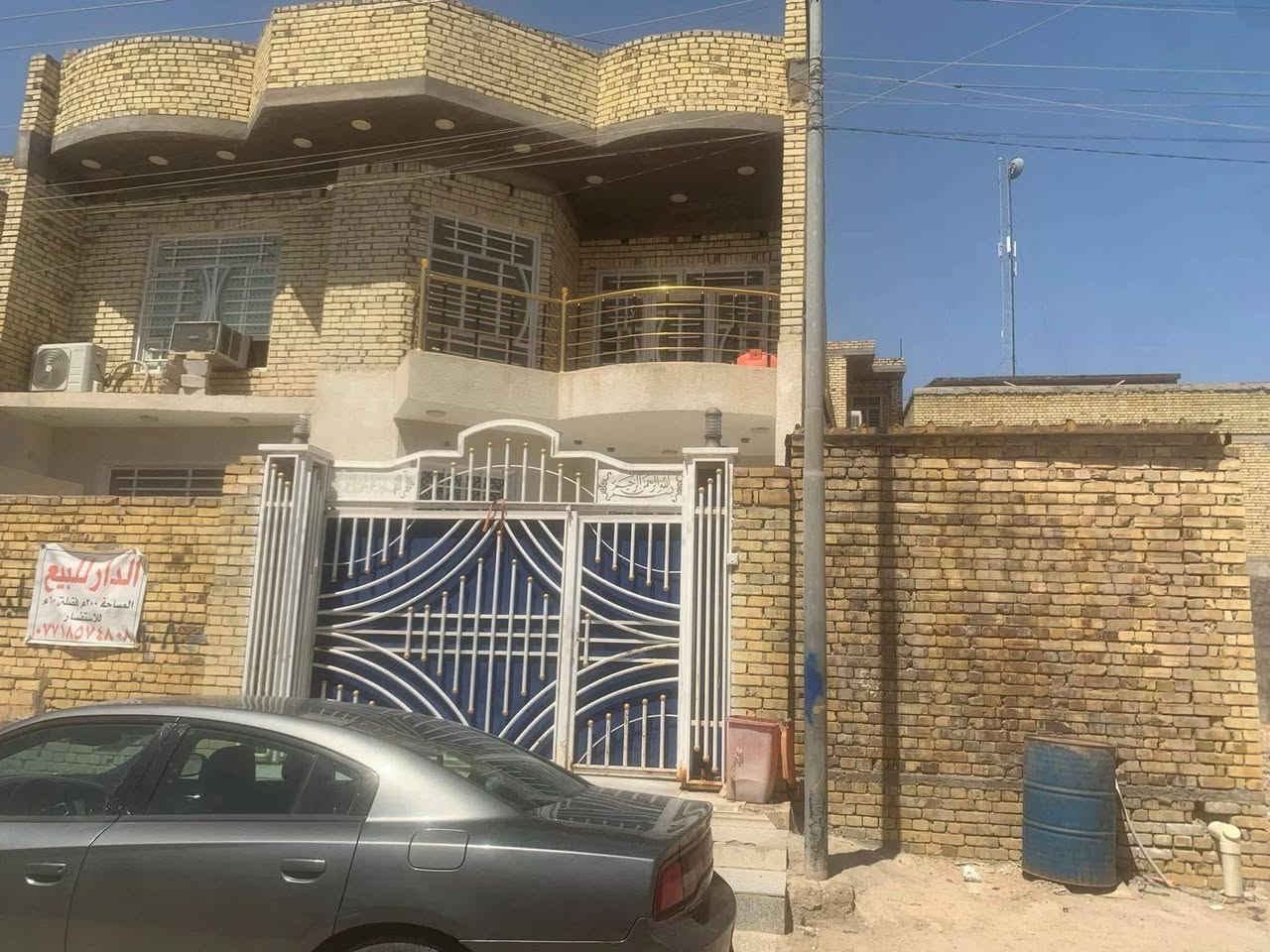 بيت للبيع  مساحة 200متر+60 متر فضله العنوان، جمعيات قرب الأربع سايدات والملعب السباعي، بظهر مجمع ريماسه للألبسة (( الواجهة 10 / النزال:  20 ))
طابقين، يتكون الطابق الأول من[ غرف نوم عدد 2 /أستقبال / صالة /مطبخ / مناور عدد 2 / مجموعة صحية داخلية وخارجية ] 
أما الطابق الثاني يتكون من [غرف نوم عدد4 /صالة/مجموعة صحية]
كونكريت، بناء سنة 2019 
السعر خاص أو الأتصال ع الرقم 
***********
