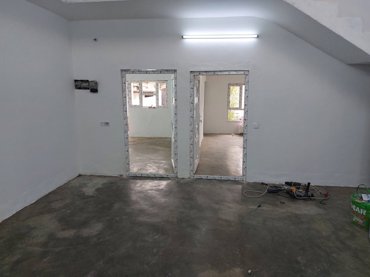 دار للبيع قرب مركز الشباب قريب عالسوق فرع  قيس وشهاب مساحة 200 متر غرفتين نوم هول ومطبخ واستقبال رقم بلديه مو زراعي سعر 52 مليون وبيها مجال للإستفسار اتصال على الرقم ***********
