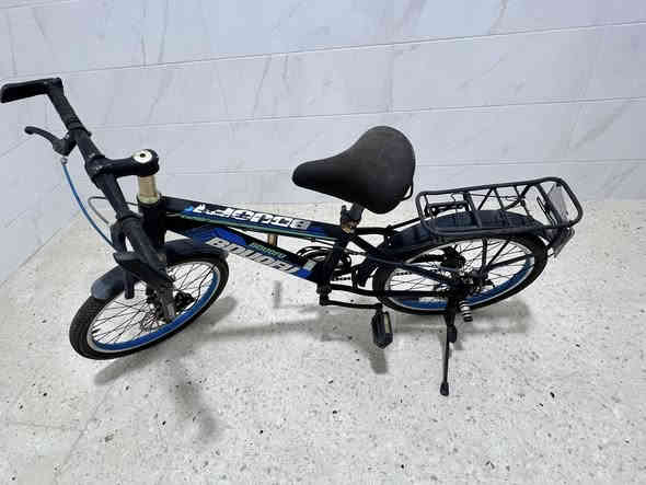 سلام عليكم 
بايسكلات اثنين واحد رياضي 
واحد مال اطفال نظيفات متروكه 
قيم بالي يرضي الله واخذ مكاني بغداد 
***********
