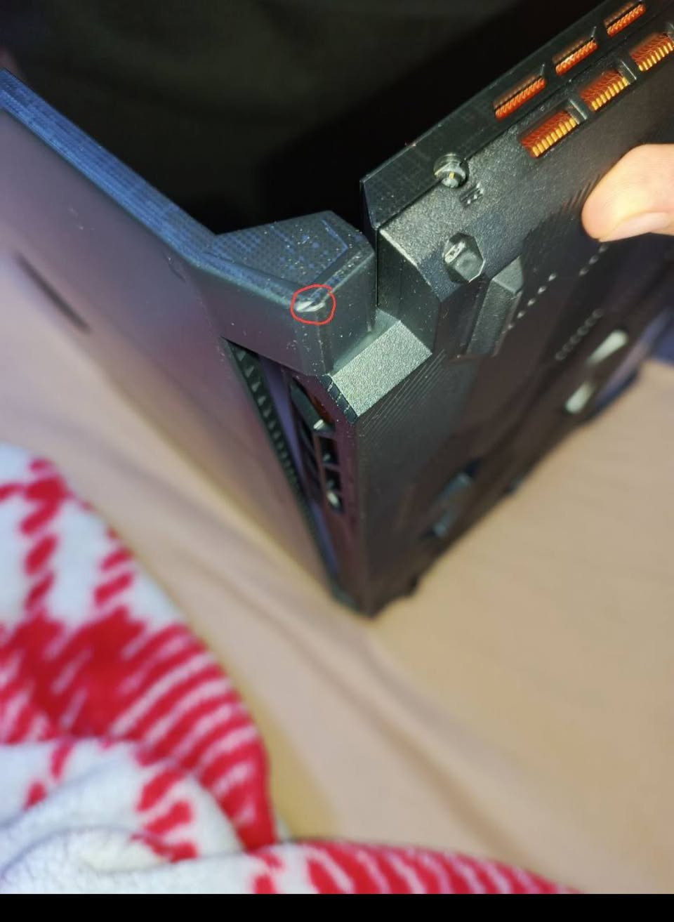 وحش الـ MSI Katana 15 HX (نسخة أوروبية) - أحدث إصدار 2026
الحالة: شبه جديد (استخدام شهر واحد فقط)، الجهاز نظيف جداً وأداءه خيالي، كامل مع كارتونه وملحقاته الأصلية.

كرت الشاشة: NVIDIA GeForce RTX 5070 (الجيل الجديد Blackwell) - أداء جبار يتفوق على الأجيال السابقة.
المعالج: Intel Core i7-14650HX (من الفئة العليا، مثالي للألعاب الثقيلة والرندر).
الشاشة: احترافية بدقة QHD (2K) بتردد 165Hz، ألوان نقية جداً (مو FHD عادية).
الذاكرة: 16GB DDR5.
التخزين: 1TB SSD NVMe Gen4 (سرعة خرافية).
النظام: نسخة أصلية موجهة لـ أوروبا (معروفة بجودة التصنيع والمتانة).

اني مشتري جديد مو Open Box

سعر 2100 وبيه مجال بسيط 
رقم ***********
