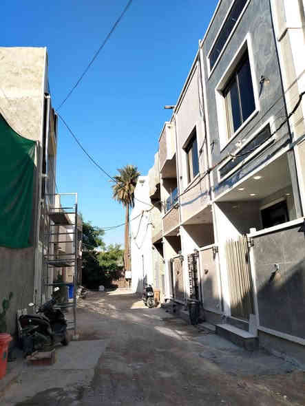 السلام عليكم تعلن شركة الجبوري للعقار والمقاولات العامه عن بيع دار ملك صرف زراعي سند 25 في منطقة الاسبع ابكار خلف المعارض معرض الشمس بناء حديث درجه أولى 
1 المساحة 60 متررر 
2 الواجه 4 مترر ررر
3 النزال 15 مترررر 
4 عرض الشارع 6 مترررر 
5 السعر 160 مليون 
يحتوي الدار على طابقين
الطابق الأول طرمه وصاله وحولي ومطبخ وغرفتين نوم وخدمات ومنور 
الطابق الثاني غرفتين نوم وحولي وخدمات وبيتونه وسطح
عنوان الشركة الكريعات الكويتي شارع حسينية ابي تراب قرب فلكة القرغولي استفسار اتصال على الارقام التاليه 
*********** أبو صكر الجبوري 
***********
