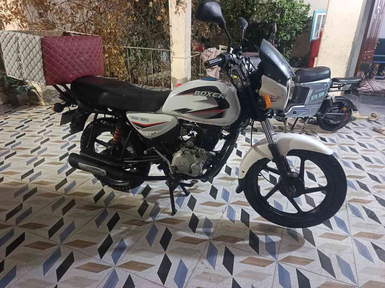 سلام عليكم دراجة للبيع بوكسر موديل 21 اوراق شرط الترقيم تخم تاير باتري كهربائيّات كلهة شغالة السعر والتفاصيل اتصل واني خادم مكان ديالى بعقوبة تقاطع السادة رقمي ***********
