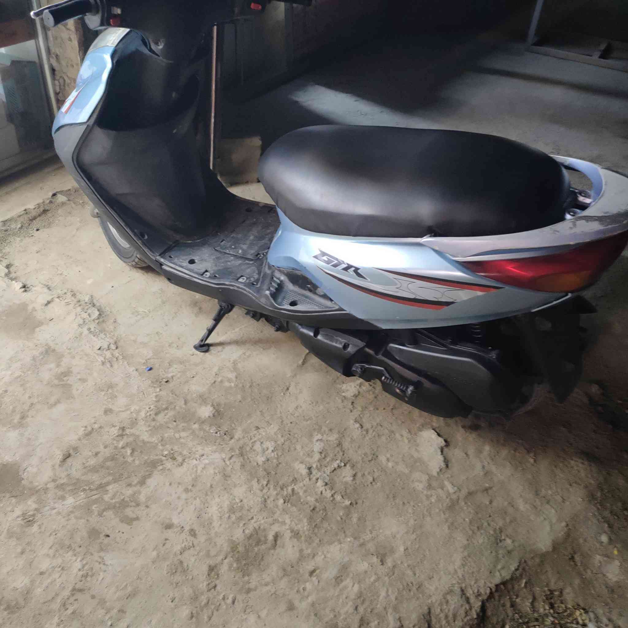 السلام عليكم دراجه بريز وكل شي بيها شغال سلف نكره والهندر و دراجه خير من الله نضيفه والمكينه نضيفه وما مفتوحه مكاني بغداد الكاضمية *********** السعر750وبيها مجال ..
