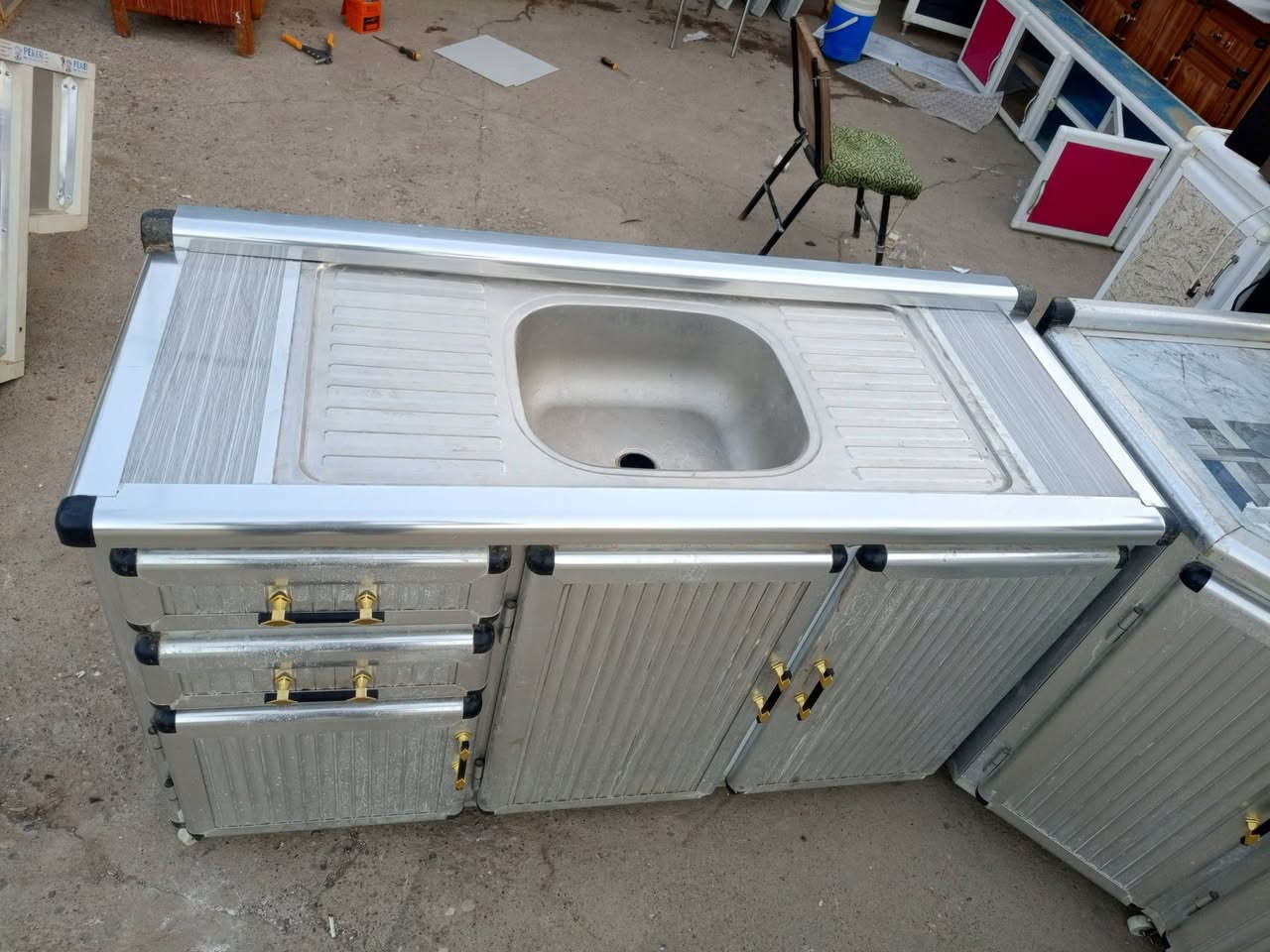 مستعد لشراء الكاونترات التعبانه والنظيفه .
متاح 
كاونتر المنيوم 5 قطع شغل ثقيل .يعوزه غسل فقط .السعر 450 الف .الارضي والزاويه 3 متر و75 سم .والسنك والزاويه 225 سم .العنوان قادسيه 2 قرب جامع ذياب العراقي 
***********
***********
متوفر واتساب
