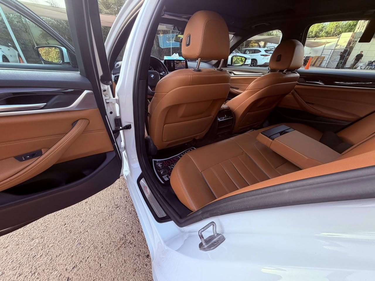 بي إم دبليو 530i 2019
فول مواصفات للبيع
الموديل: 2019
السعر :٢٢ الف دولار 
وارد: أمريكي
اللون: ابيض
المحرك: 2.0 تيربو 4 سلندر بنزين 
رقم السيارة: بغداد  
الموقع: بغداد
الحالة:
السيارة بحالة 98% ما شاء اللّٰه
جاملغ امامي + بنيد + جاملغ خلفي + باب خلف جهة السائق 
محرك وكير وكهربائيات وصدر السيارة شرط بدون أي نقص
المواصفات:
فل مواصفات سبورت لاين
سلايت + بصمة
صندوق خلفي كهربائي مع شفط
حساسات + رادار 360 درجة
أوتو ستارت ستوب + أوتو هولد + بريك لمس كراسي كهرباء + ميموري + هيتر ستيرن كهربائي + + شاشة لمس
مودات قيادة + شفتات ستيرن
دواخل LED أصلية
سونار
الاتصال أو واتساب: 
***********
