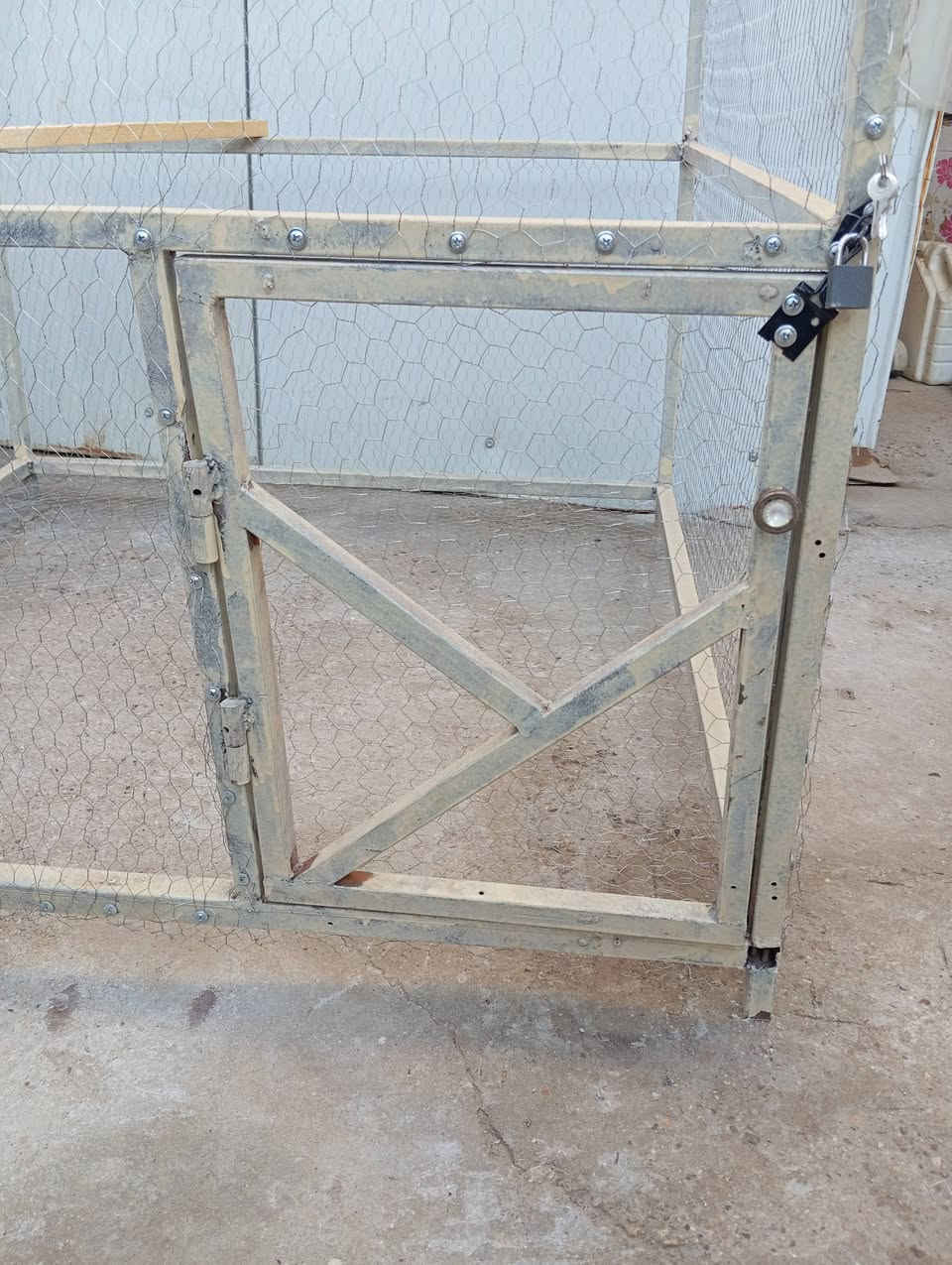 السلام عليكم قفص للبيع ارتفاع183 وعرض الواجه100وطول 104 القفص جديد مامستعمل السعر 65 وبي مجال للتواصل او الاستفسار مراسله الصفحه او الاتصال على الرقم وبي واتساب//***********// العنوان نجف قظاء المشخاب
