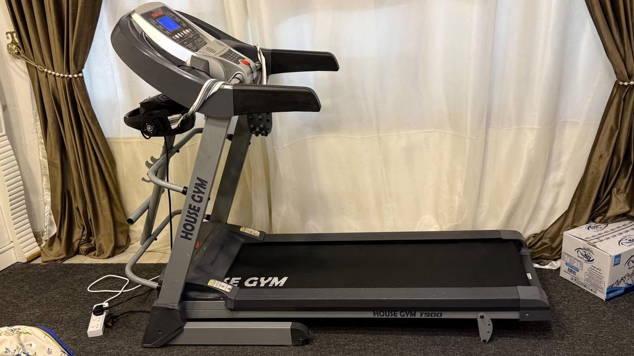 للبيع جهاز جري كهربائي ماركة HOUSE GYM (موديل T900) بحالة ممتازة ونظافة تامة، الجهاز مواصفاته عالية ويتحمل أوزان ثقيلة.
🛠 المواصفات التقنية:
• قوة الماطور: 4 حصان (4.0HP) (قوي جداً وهادئ).
• تحمل الوزن: يتحمل لغاية 140 كغم.
• السرعة: تصل إلى 14 كم/ساعة.
• المميزات: جهاز مساج (هزاز) مدمج + شاشة رقمية لقياس السرعة والسعرات والمسافة + قابل للطي.
💰 السعر:
250 ألف دينار عراقي


**إذا كنت صاحب هذا الإعلان وتريد حذفه لأي سبب، رجاءا أرسل رسالة إلى الدعم الفني**