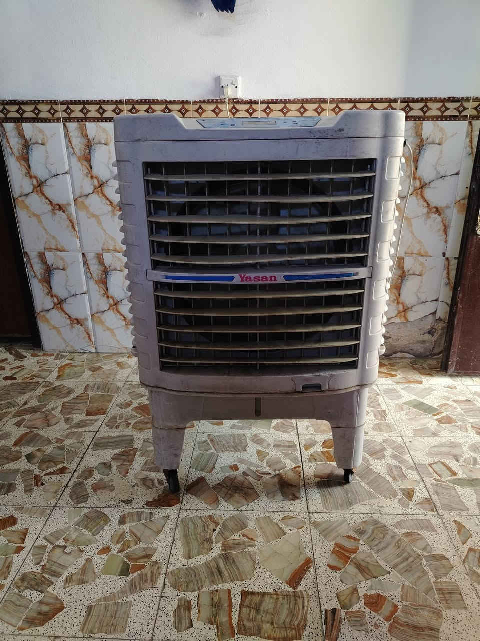 مبرده نضيفه للبيع حجم كبير سعر ١٠٠ مكان مدينه الصدر ***********
