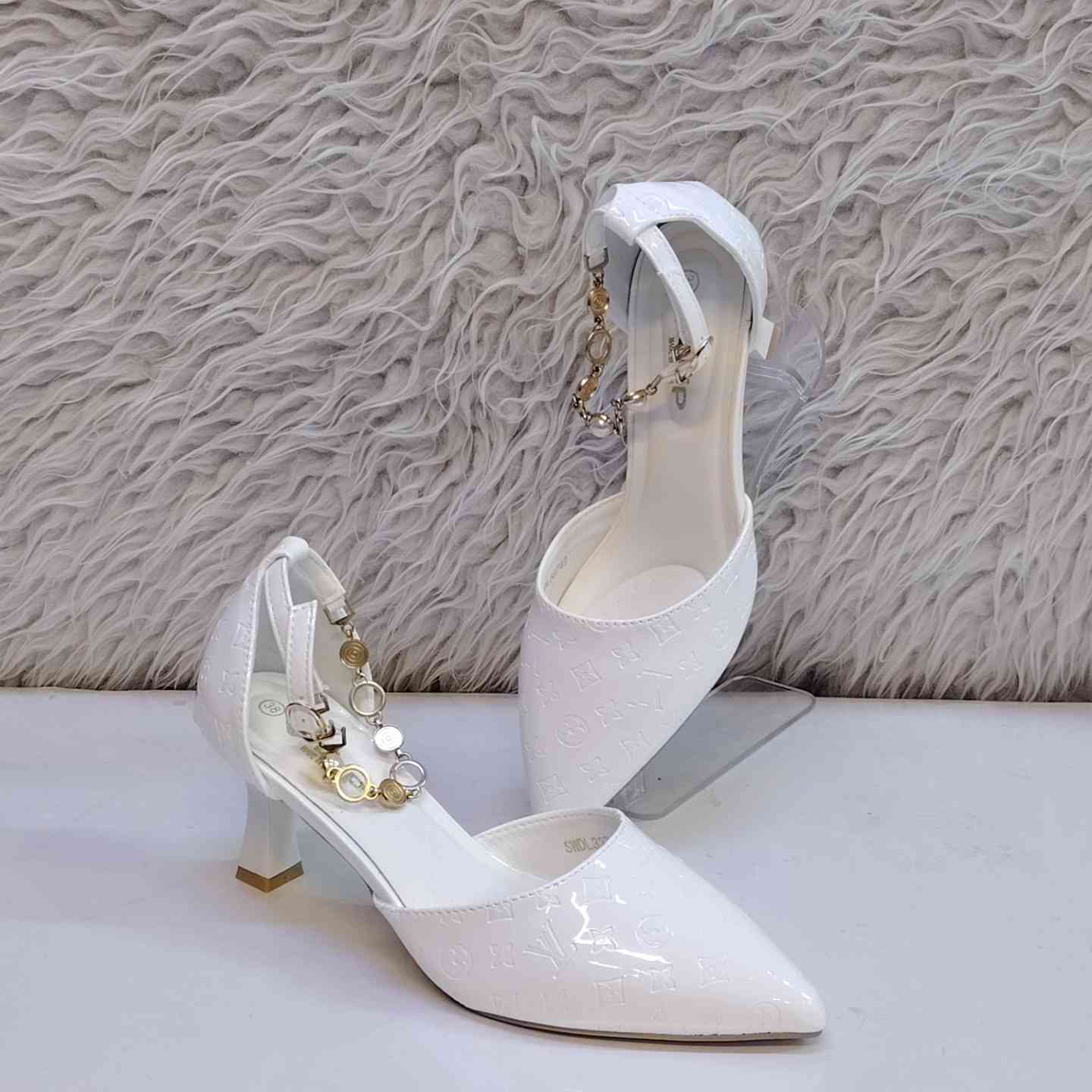 🌹 أنسب الاسعار للاحذيه و الحقائب 🌹. 
حذاء كعب 5سم موديل أنيق ومميز جدا 
  #سعره 10،000 #تخفيضات 
#العنوان شارع الامام القاسم ع الفرع المقابل لصيدلية كمال الجلبي داخل القيصريه مجمع ماركو
يتوفر خدمة توصيل كل محافظات العراق 🌹،


**إذا كنت صاحب هذا الإعلان وتريد حذفه لأي سبب، رجاءا أرسل رسالة إلى الدعم الفني**