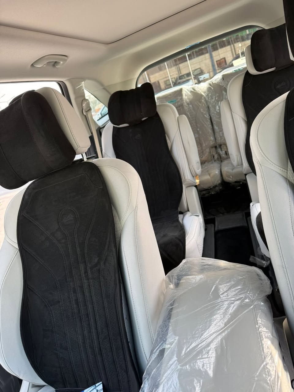 سلام عليكم سيارة سورنتو 2025 خليجي  بغداد ماشية  5500  ضمان الدولية  مواصفات كشن منفصلVIP 7راكب  محرك 3500   سيارة جديدة ما عدا ضربة بالصندوق الخلفي قليلة و موضحة عدكم بالصور 
محرك 6 سلندر ويل كب 20+ داتا شو 
تحكم ريمونت نضام ركن جانبي
كشنات الاماميه تحكم كهرباء كامل مع ذاكرة 
سقف بانورما 
حساسات امامي وخلفي وجانبي 
4 كاميرات محيطية 360 درجة 
تبريد 3 قطع 
صندوق خلفي كهرباء 
اضاءة لايت زينون + LED
نضام دفع امامي (FWD)
بردات خلفية
هاندبريك دكمة
لاستفسار  ***********
