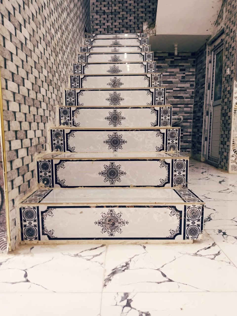 سلام عليكم  دار للبيع مساحه 600 صب كونكريت بنا 2018 بناء طابوك يتكون من ثلاث اغرف وصاله11متر وبراني 7ب4ومطبخ 5ب6 السعر    سعر 90 رقم للستفسار ***********غير متواجد علا الفيس مكان البيت  قرب حسينية احمد الوائلي البندر
