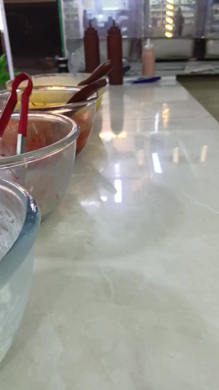 مطعم للبيع في الشعب شارع عدن خلف جامع الجهاد مطعم فلافل دم دم جاهز للعمل السعر ٢٥٠٠٠٠٠ مليونين وخمسمائة الف دينار واي استفسار على الرقم ***********
