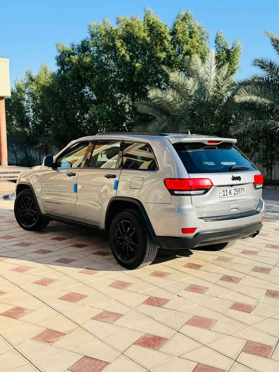 🖤 Jeep Limited 2019 للبيع
▪️ الموديل: 2019
▪️ الممشى: 90 ألف كم
🔹 حادث أمريكا: شبر بارد بالجاملغ الأمامي + ربع البنيد
🔹 ايرباك سليم + الدواخل، الشاصي، واللغود كلها سليمة

المواصفات:
▪️ محرك 3600

▪️ بصمة تشغيل + بصمة أبواب

▪️ تشغيل عن بعد

▪️ مقاعد جلد

▪️ كراسي كهرباء

▪️ تدفئة للمقاعد الأمامية

▪️ مقعد السائق ميموري

▪️ باب جنطة كهربائي

▪️ شاشة كبيرة مع كاميرا خلفية

▪️ حساسات خلفية

▪️ إشارات بالمرايا

▪️ تحكم بالستيرن

▪️ منظومة زينون عالي وناصي

✨ السياره جاهزة بدون أي نواقص 
📍 العنوان: بغداد – الدورة
💰 السعر: 187 ورقة ومجال بسيط
📞 الهاتف :- ***********
