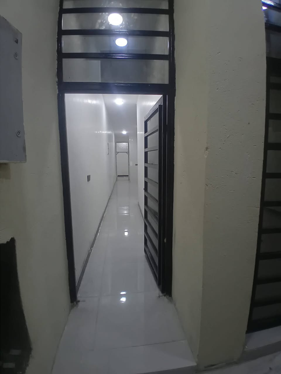 مشتمل حديث للبيع حي حكيم شارع كاله قرب كورنيش مساحه 100,متر يتكون من غرفه نوم وصاله ومطبخ واستقبال مرقم من بلديه حديث جاهز للسكن كهرباء بوري نضام سبالت تقطير فوول مواصفات واجهه فوم وصبغ الاتصال ***********او واتساب سعر خاص او واتساب وتدلل
