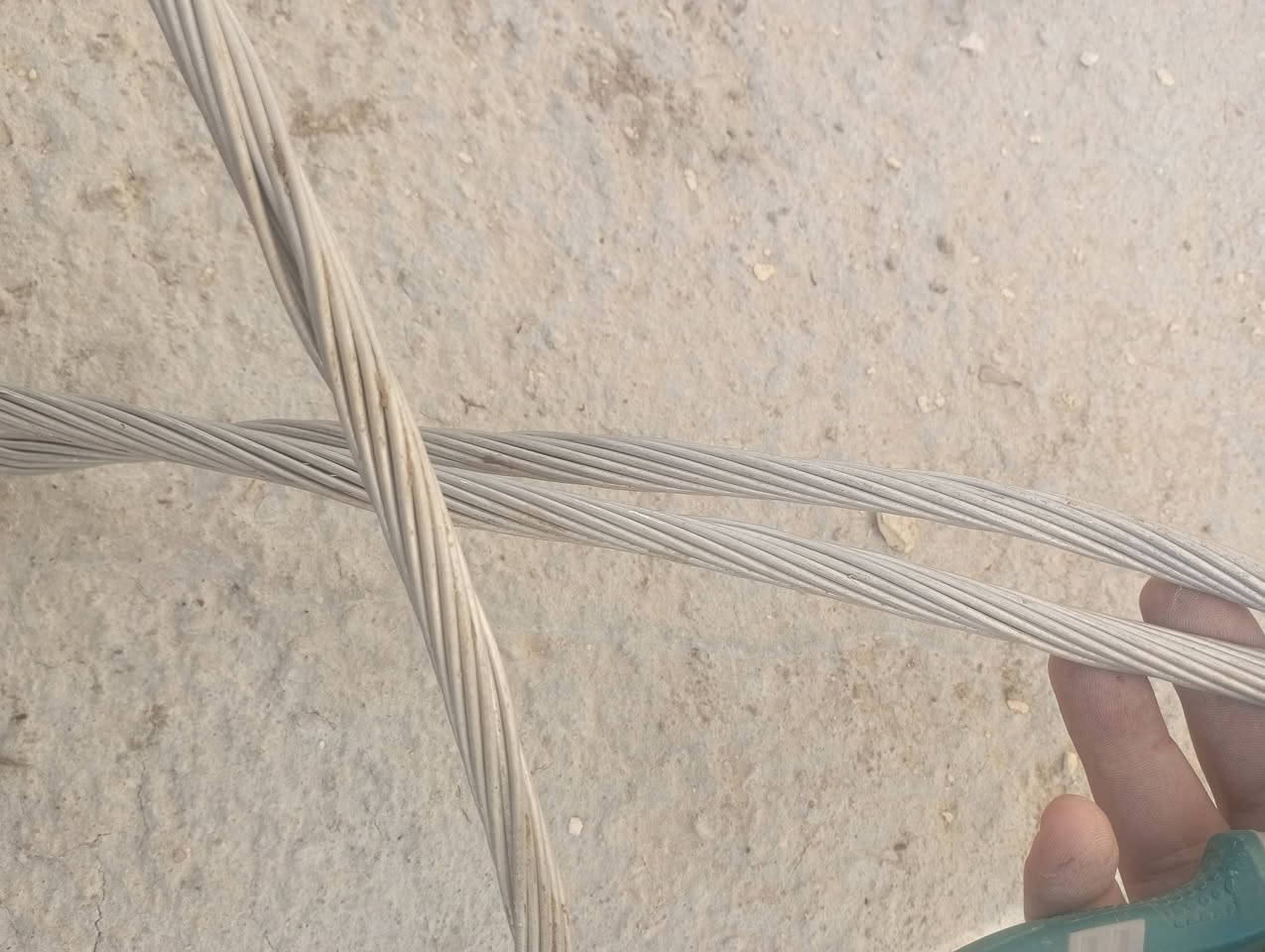 السلام عليكم ورحمه الله وبركاته
كيبل 6.5*4 الاصلي شرط درجه اولى مستخدم قليل 
واسلاك كهرباء أيضاً للبيع
للاستفسار ***********
