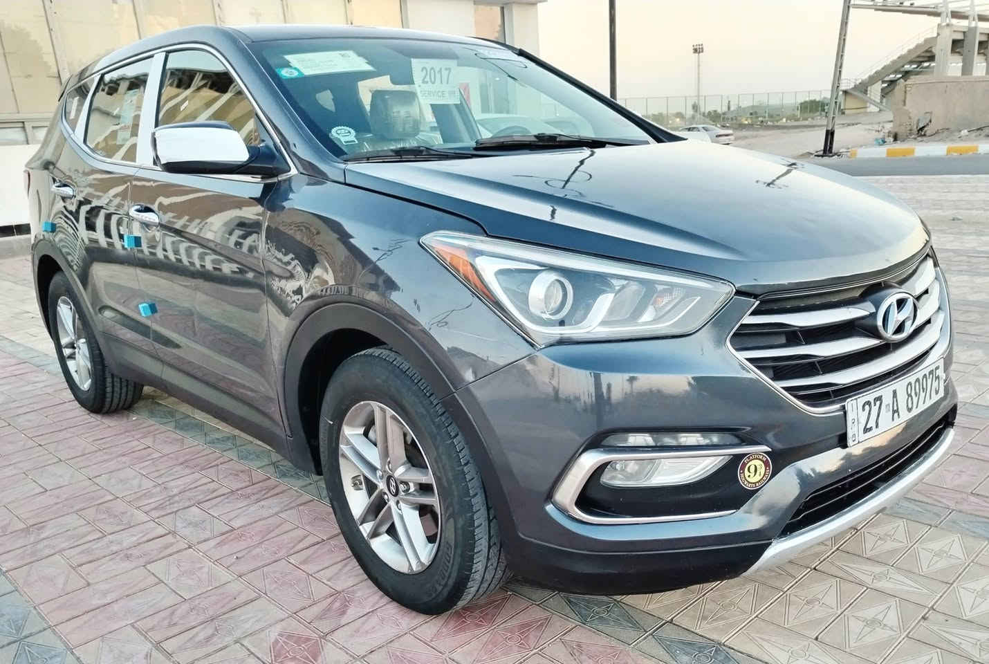 السلام عليكم سياره هونداي سنتافي للبيع موديل 2017 رقم ذي قار حره تحويل ضررها طخه خفيفه جدا في كصة البنيد وخشم جاملق بدون دواخل مواصفات السياره شاشه كبيرة كاميرا دواره تحكم جهتين ويل كروم تبريد حداديه سياره نظيفه وجاهزه محرك ٢٤٠٠ السعر 140ورقه وبيها مجال بسيط للشراي مكان السياره ناصريه للإستفسار  *********** رقمي بيه واتساب
