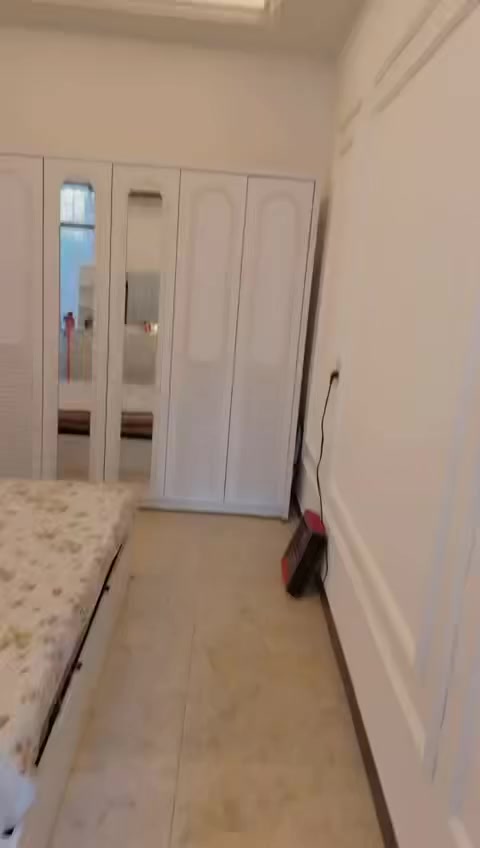 يالله
دار للبيع في منطقه البلديات شارع الشريط المعسكر قرب الطابو يم مدرسه الافنان الاهليه مساحه ٨٥ متر واقع حال ٩٢
بناء بلوك درجه اولى وكلشي موضح بلفيديو 
السعر مع الاثاث ٧٠
بدون الاثاث ٦٧
***********
