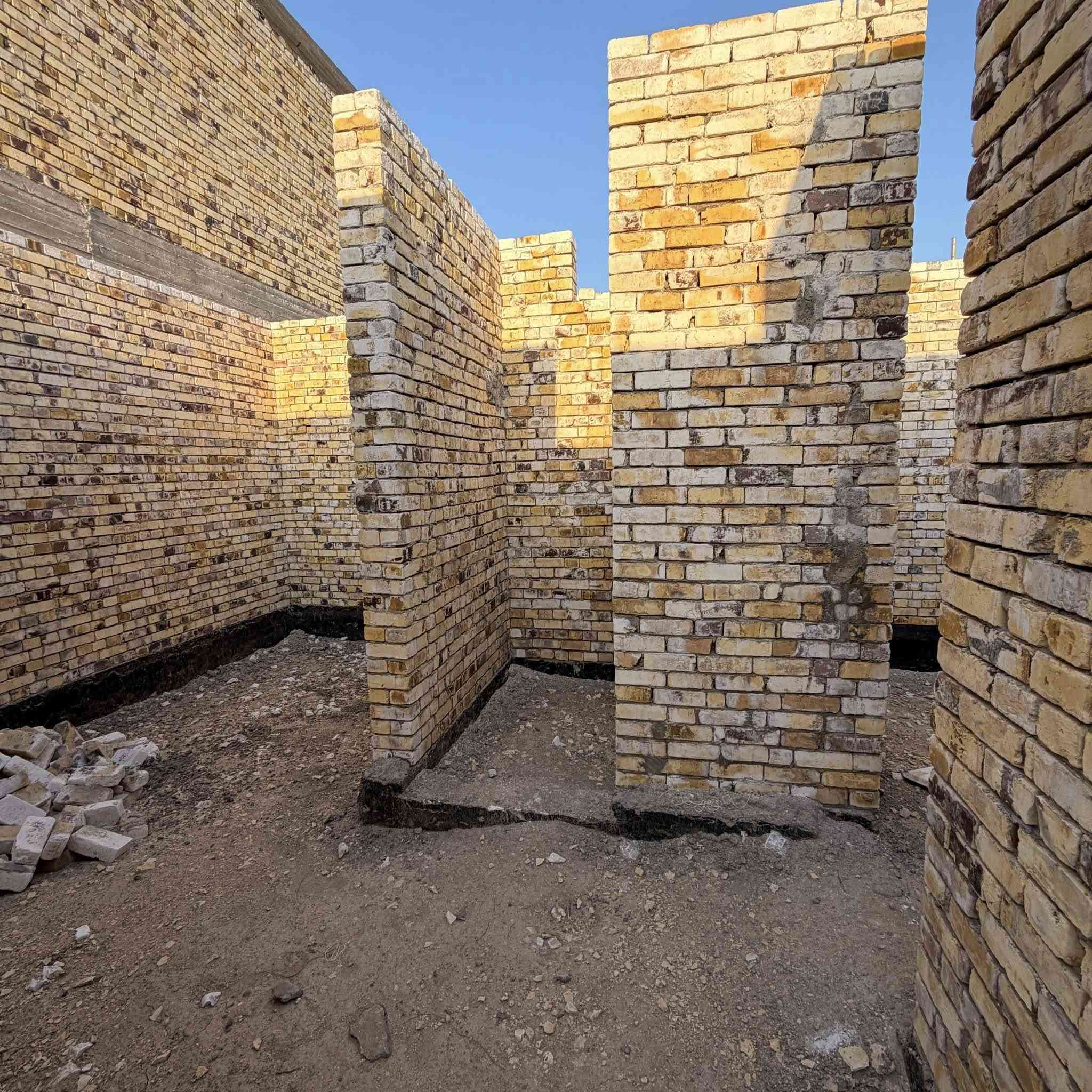 هيكل للبيع100م مربع   داخل مجمع المؤمل خلف حي الجامعه قرب الجداريه خدمات كامه ماء مجاري تبليط كهرباء مرقم رقم بلديه وكآمل 
الاستفسار***********
