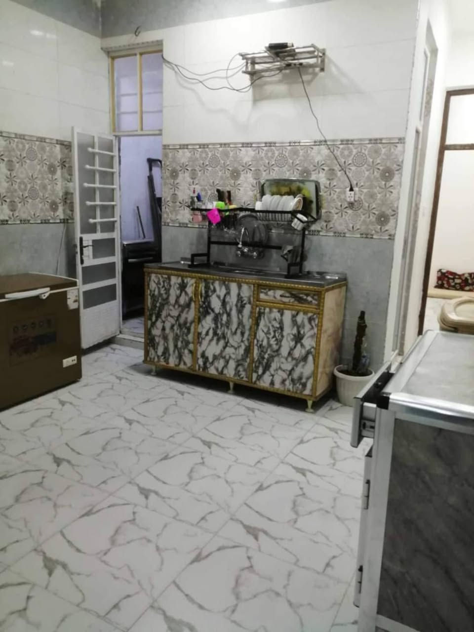 السلام عليكم . بيت للبيع . 
80 متر . 
3 غرف نوم . 
3 صحيات . 
موقع البيت.  كميرة.  
شارع جامع ابو الزهراء . 
مجاور المدارس مدرسة الفلاح ومدرسة عيون بغداد 
البيت جديد بمعنى الكلمة كامل مكمل 
كله فرفوري  محجرات المنيوم سطح شتايكر.  مي كهرباء.  
سعر خاص . 
اي استفسار ***********
