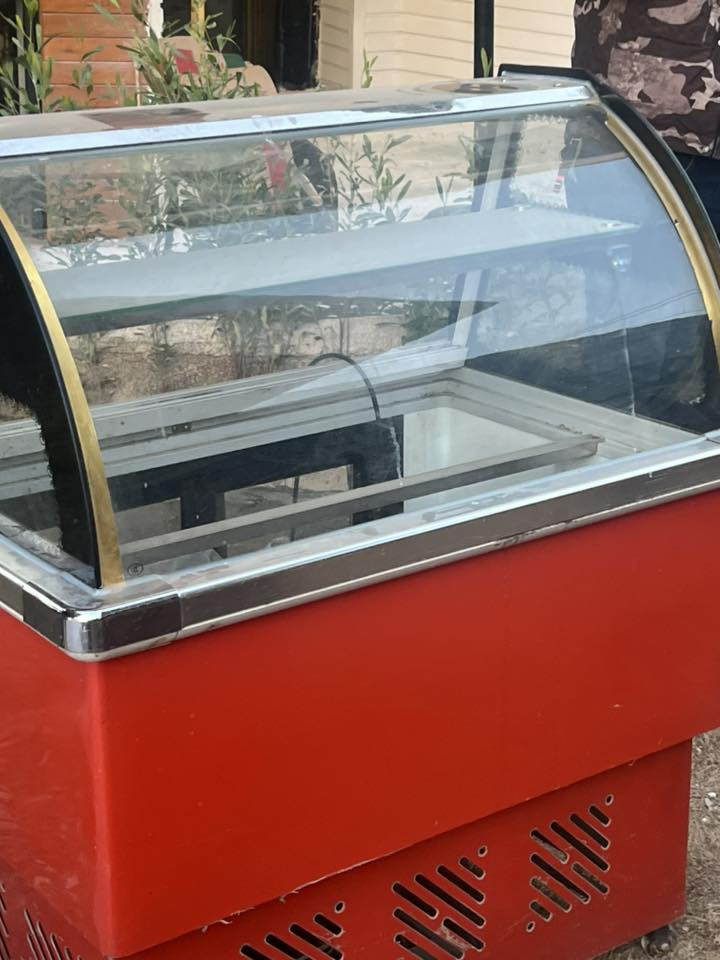 خم قنفات للبيع 
الي يريدهن هسه يجي ياخذهن 
جدد ونظيفات 
واكو اغراض مطبخ 
وسبالت 
وحديد 

واكو بيهن متضررات ذني عوفوهن 

الاعظميه / مطعم الف ليلة وليله 
ساحه الدلال
***********
